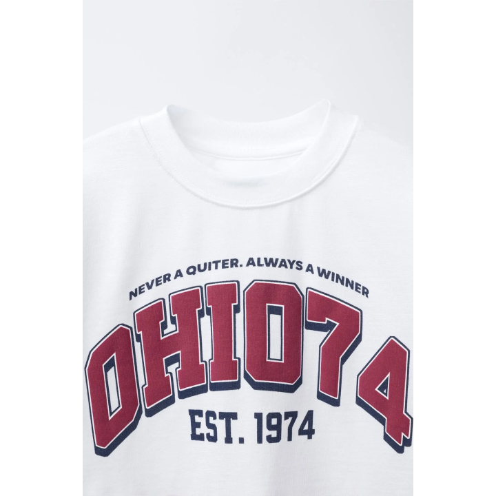 ФУТБОЛКА В СТИЛЕ ПРЕППИ С РЕЛЬЕФНОЙ НАДПИСЬЮ