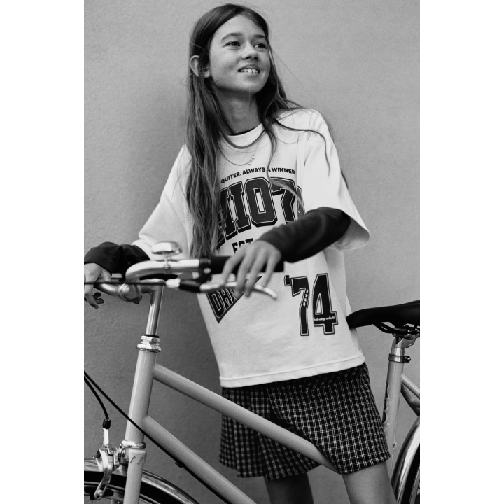 ФУТБОЛКА В СТИЛЕ ПРЕППИ С РЕЛЬЕФНОЙ НАДПИСЬЮ