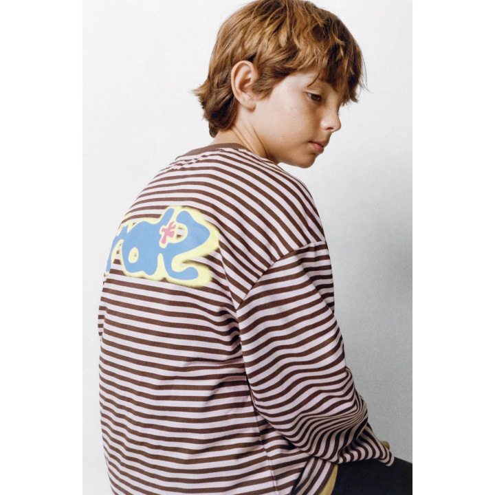 МАЙКА В ПОЛОСКУ С ВЫШИТОЙ НАДПИСЬЮ