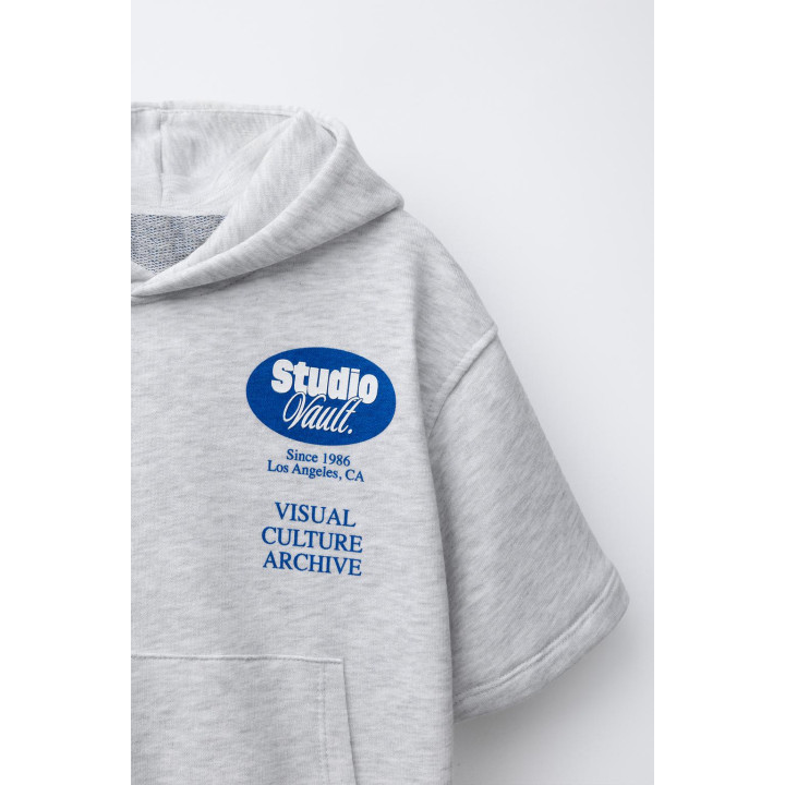 Толстовка с короткими рукавами и надписью