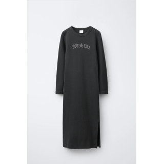 ДЛИННОЕ ПЛАТЬЕ В РУБЧИК С ТЕКСТОМ И СТРАЗАМИ