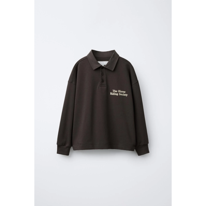 ПОЛО С ТЕКСТОМ ИЗ ВЕЛЬВЕТА