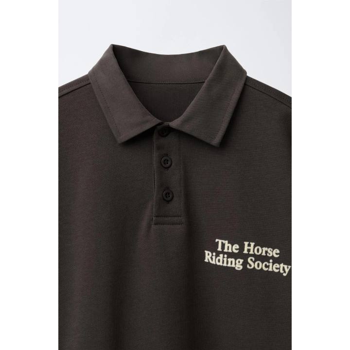 ПОЛО С ТЕКСТОМ ИЗ ВЕЛЬВЕТА