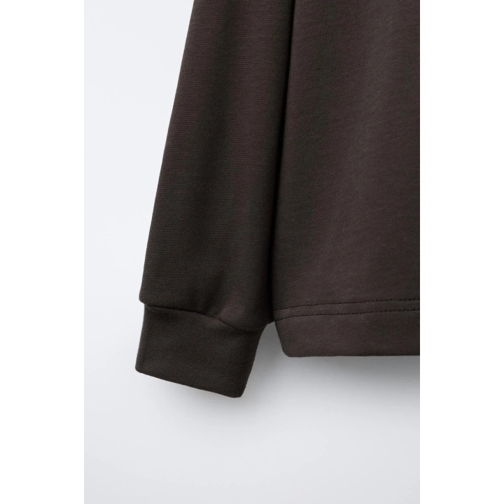 ПОЛО С ТЕКСТОМ ИЗ ВЕЛЬВЕТА