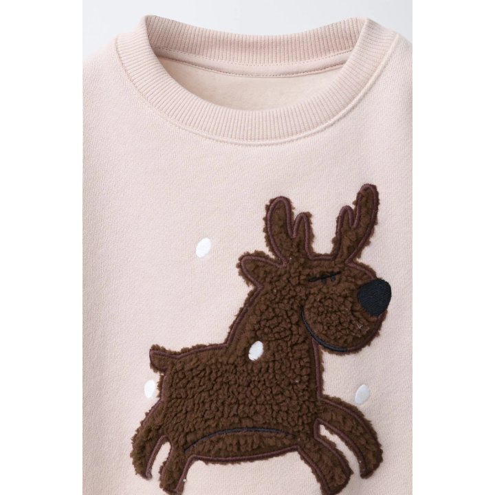 ТОЛСТОВКА С АППЛИКАЦИЕЙ ОЛЕНЯ ИЗ ИСКУССТВЕННОГО МЕХА