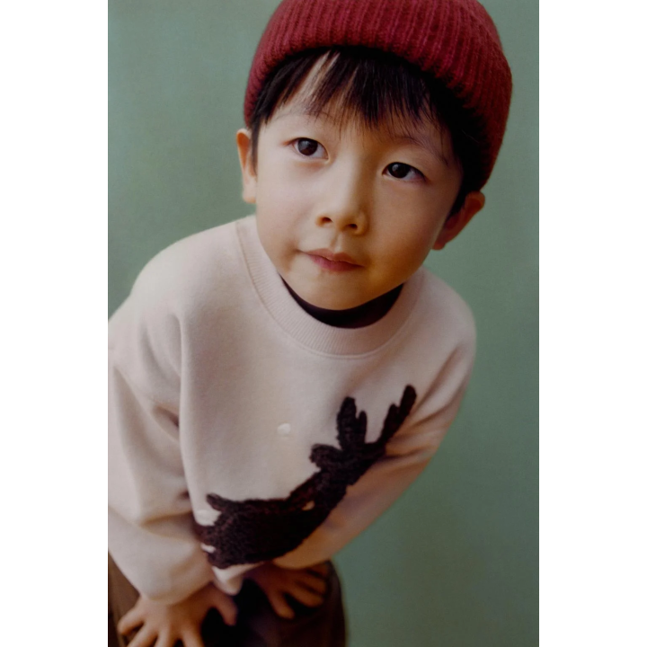 ТОЛСТОВКА С АППЛИКАЦИЕЙ ОЛЕНЯ ИЗ ИСКУССТВЕННОГО МЕХА