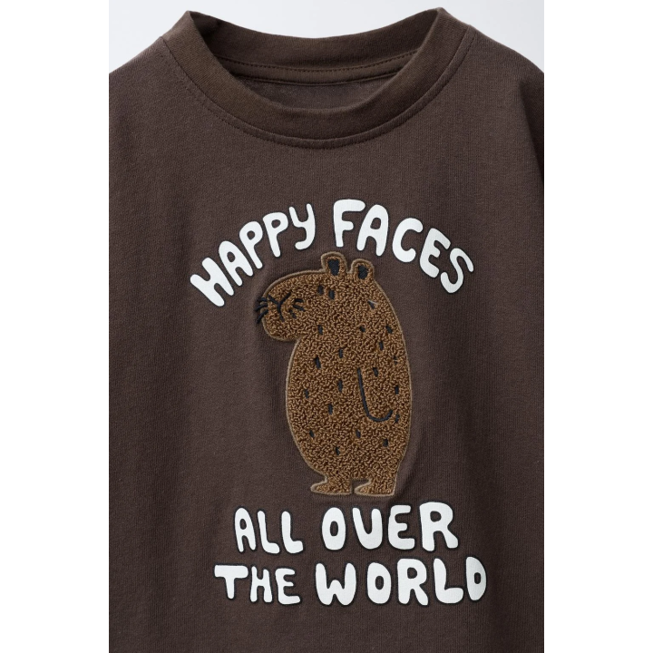 Футболка с нашивкой капибары у реки