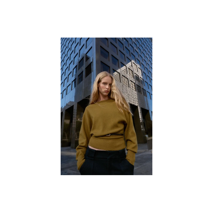 ВЯЗАНЫЙ ДЖЕРСИ С ПОЯСОМ