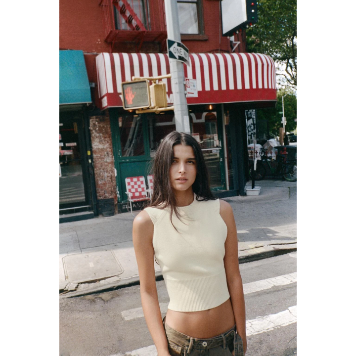 ТОП ИЗ ТРИКОТАЖА БЕЗ РУКАВОВ