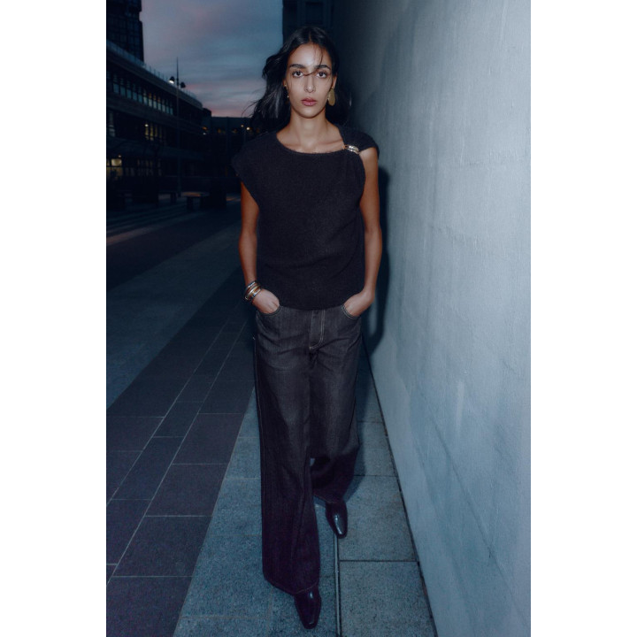 Безрукавный трикотажный свитер с брошью