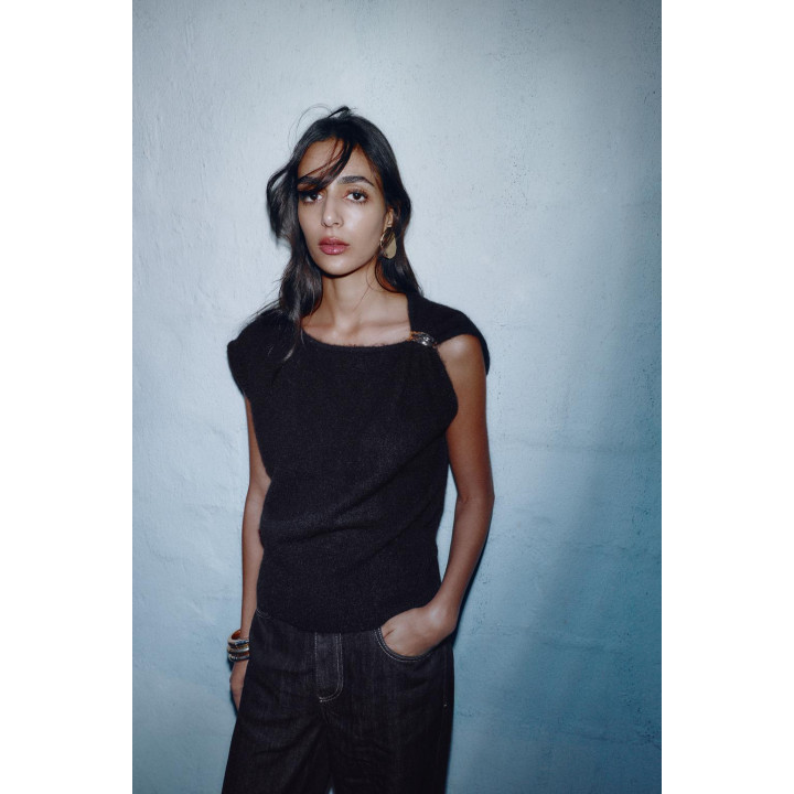 Безрукавный трикотажный свитер с брошью