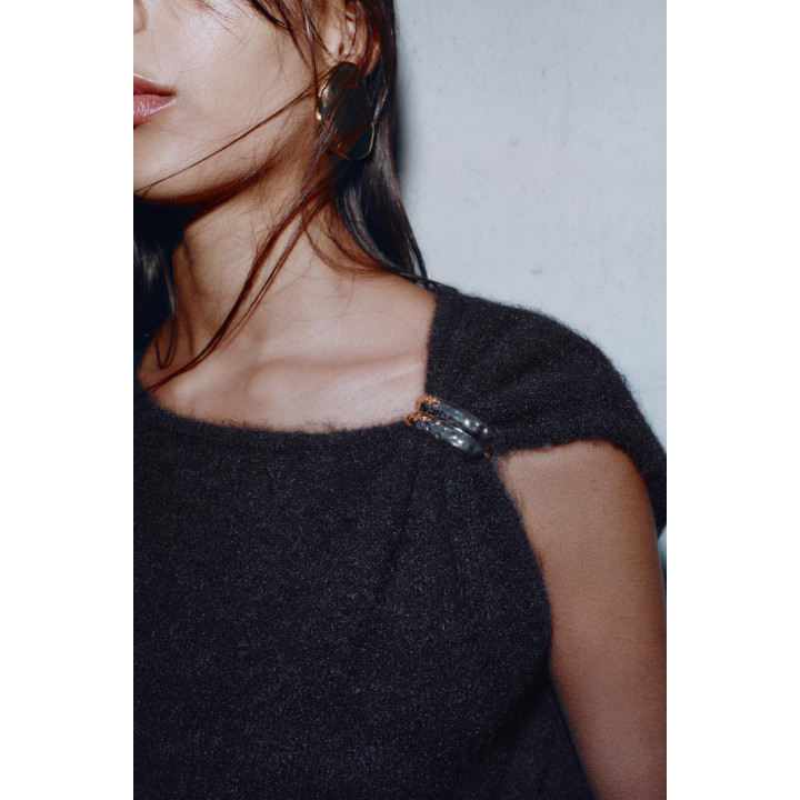 Безрукавный трикотажный свитер с брошью