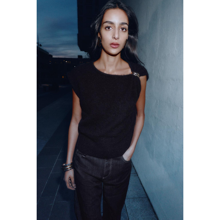 Безрукавный трикотажный свитер с брошью