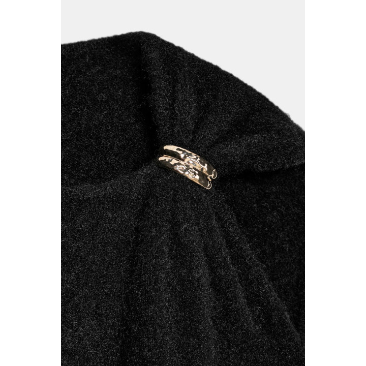 Безрукавный трикотажный свитер с брошью