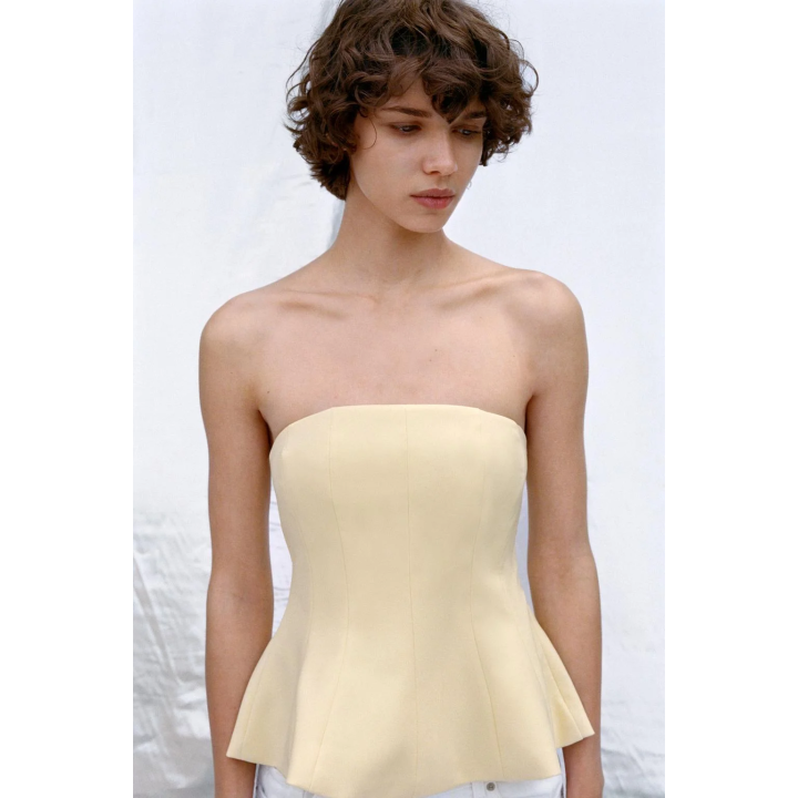 ТОП С БАСКОЙ И ОТКРЫТЫМИ ПЛЕЧАМИ