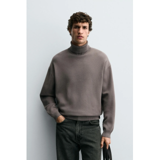 Мягкий свитер с высоким воротом