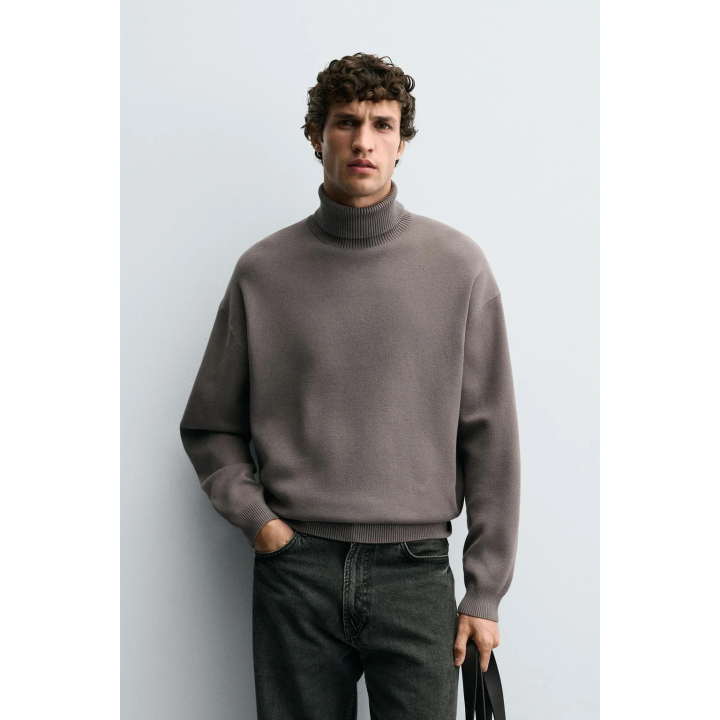 Мягкий свитер с высоким воротом