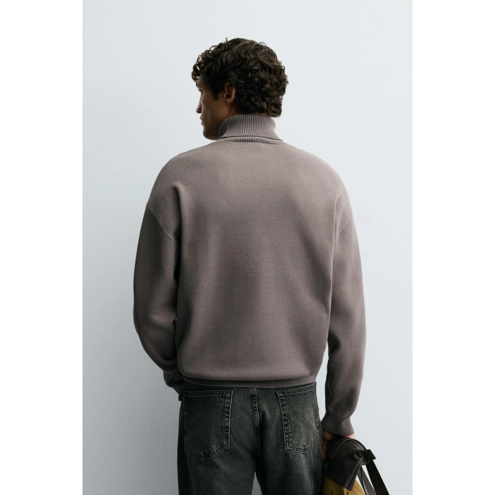 Мягкий свитер с высоким воротом