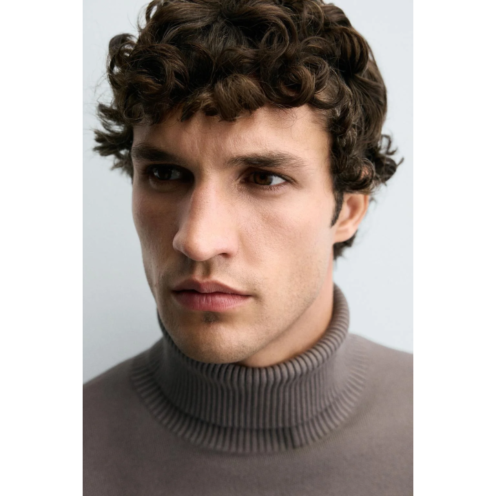 Мягкий свитер с высоким воротом