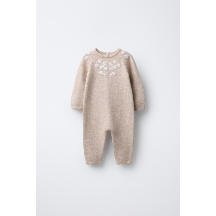 ВЯЗАНЫЙ КОМБИНЕЗОН С ВЫШИТЫМИ ЦВЕТАМИ