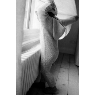 ДЛИННЫЙ КОМБИНЕЗОН КРУПНОЙ ВЯЗКИ С КАПЮШОНОМ