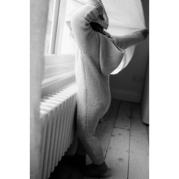 ДЛИННЫЙ КОМБИНЕЗОН КРУПНОЙ ВЯЗКИ С КАПЮШОНОМ