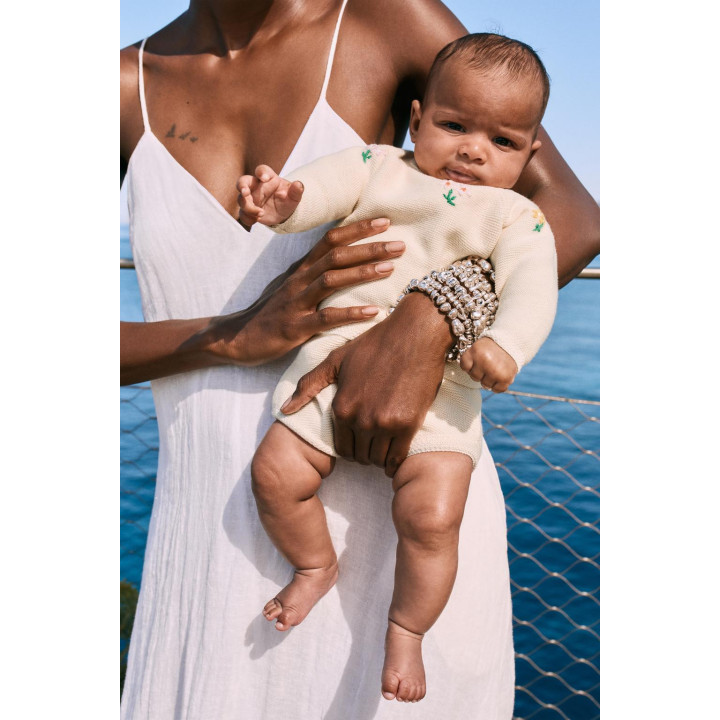 СВИТЕР С ДЕКОРАТИВНОЙ СТРОЧКОЙ И ЦВЕТОЧНОЙ ВЫШИВКОЙ