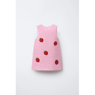 ТРИКОТАЖНОЕ ПЛАТЬЕ ИЗ КРУЖЕВА КРОШЕ С НАШИВКАМИ «КЛУБНИКА»