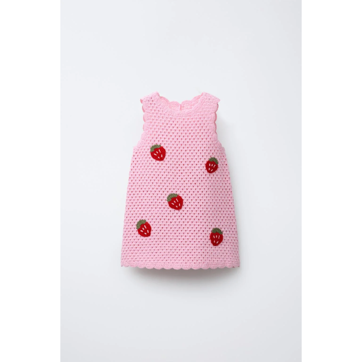 ТРИКОТАЖНОЕ ПЛАТЬЕ ИЗ КРУЖЕВА КРОШЕ С НАШИВКАМИ «КЛУБНИКА»