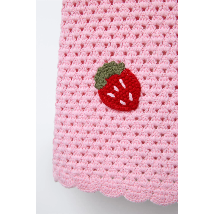 ТРИКОТАЖНОЕ ПЛАТЬЕ ИЗ КРУЖЕВА КРОШЕ С НАШИВКАМИ «КЛУБНИКА»