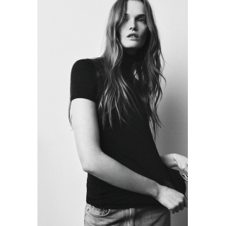 ФУТБОЛКА С АСИММЕТРИЧНЫМ ВЫСОКИМ ВОРОТНИКОМ