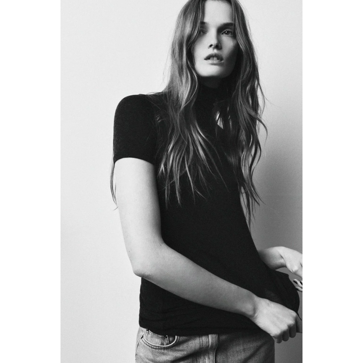 ФУТБОЛКА С АСИММЕТРИЧНЫМ ВЫСОКИМ ВОРОТНИКОМ