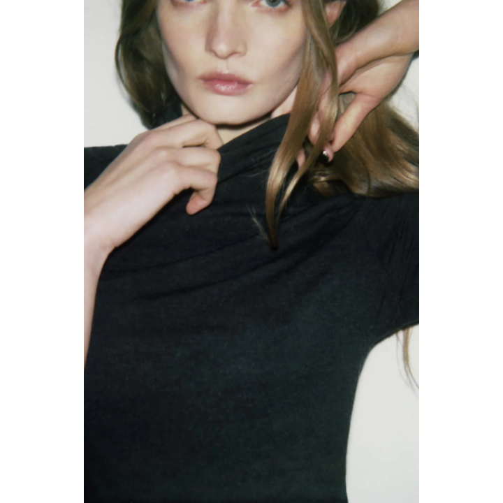 ФУТБОЛКА С АСИММЕТРИЧНЫМ ВЫСОКИМ ВОРОТНИКОМ