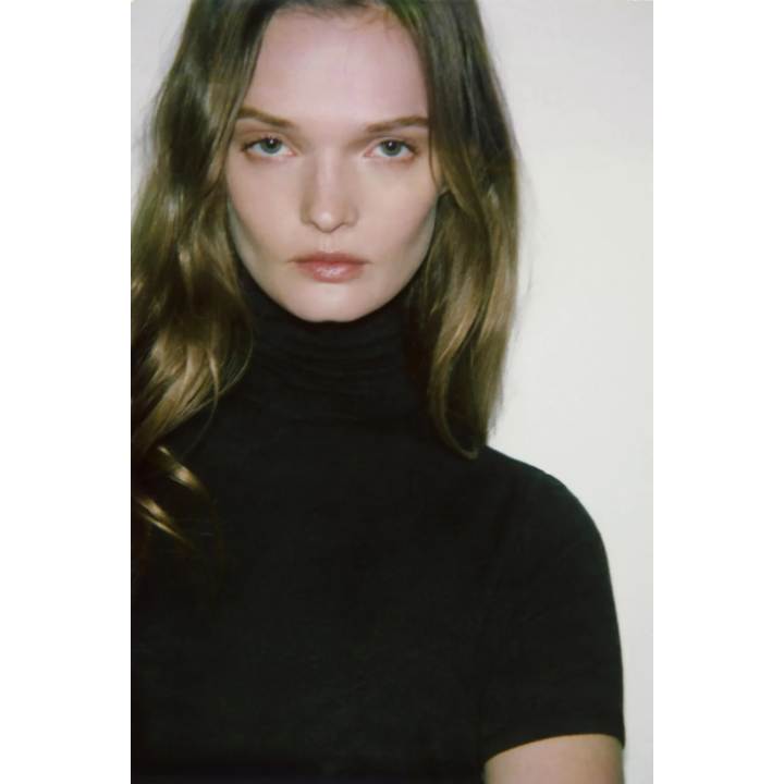 ФУТБОЛКА С АСИММЕТРИЧНЫМ ВЫСОКИМ ВОРОТНИКОМ