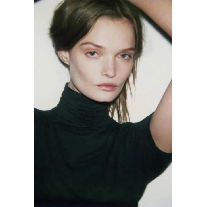 ФУТБОЛКА С АСИММЕТРИЧНЫМ ВЫСОКИМ ВОРОТНИКОМ