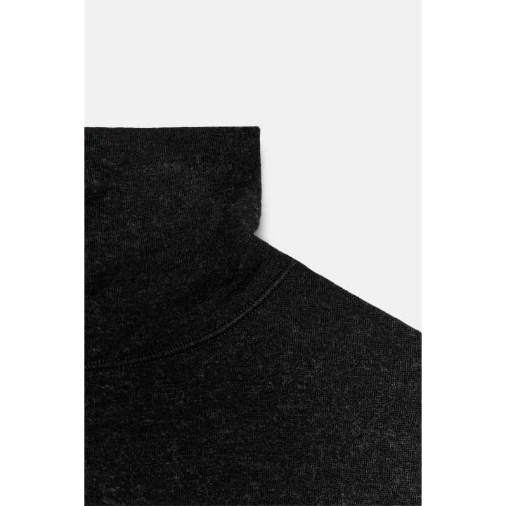 ФУТБОЛКА С АСИММЕТРИЧНЫМ ВЫСОКИМ ВОРОТНИКОМ