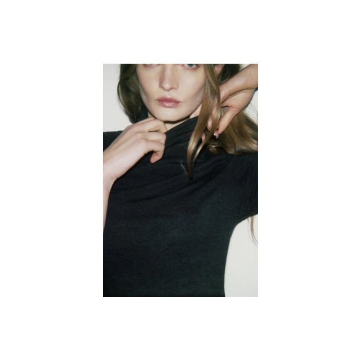 ФУТБОЛКА С АСИММЕТРИЧНЫМ ВЫСОКИМ ВОРОТНИКОМ