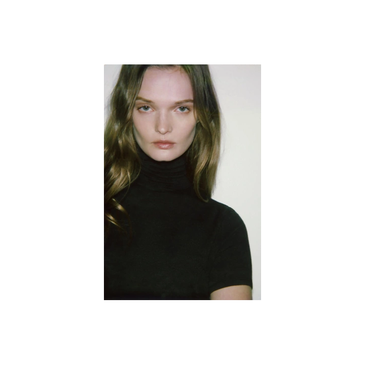 ФУТБОЛКА С АСИММЕТРИЧНЫМ ВЫСОКИМ ВОРОТНИКОМ