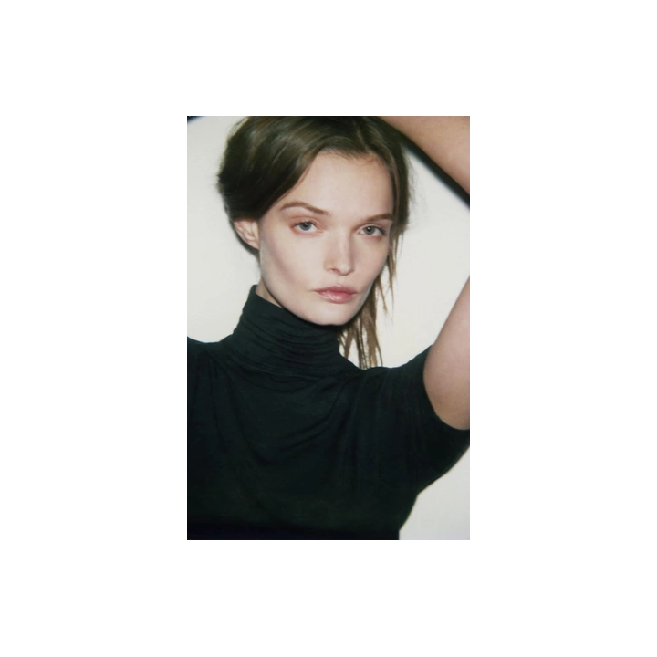 ФУТБОЛКА С АСИММЕТРИЧНЫМ ВЫСОКИМ ВОРОТНИКОМ