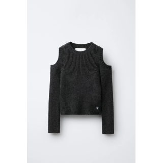 Свитер вязаный с вышитой вырезанной звездой