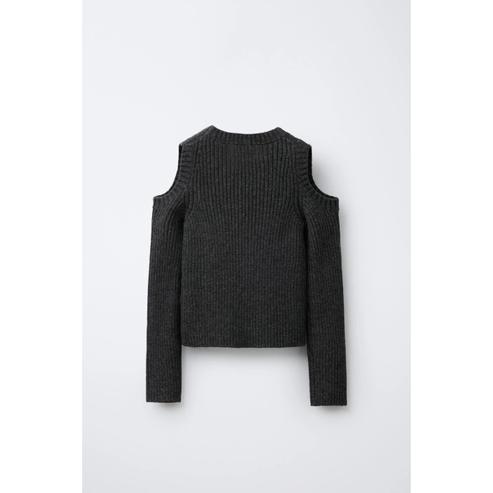 Свитер вязаный с вышитой вырезанной звездой