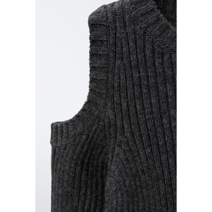 Свитер вязаный с вышитой вырезанной звездой