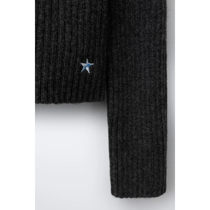 Свитер вязаный с вышитой вырезанной звездой