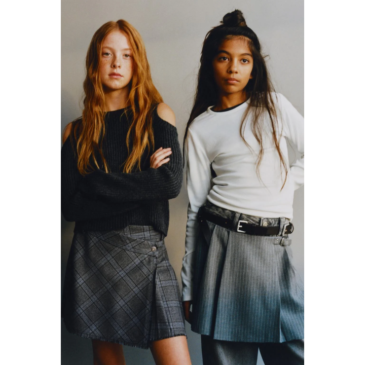 Свитер вязаный с вышитой вырезанной звездой