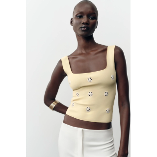 ТОП ИЗ ЭЛАСТИЧНОЙ ТКАНИ С ЦВЕТОЧНОЙ ВЫШИВКОЙ