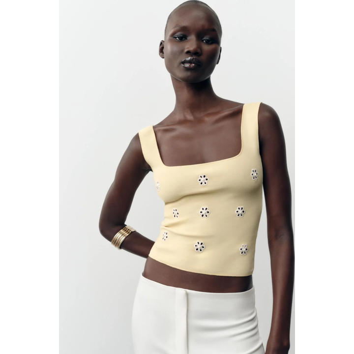 ТОП ИЗ ЭЛАСТИЧНОЙ ТКАНИ С ЦВЕТОЧНОЙ ВЫШИВКОЙ