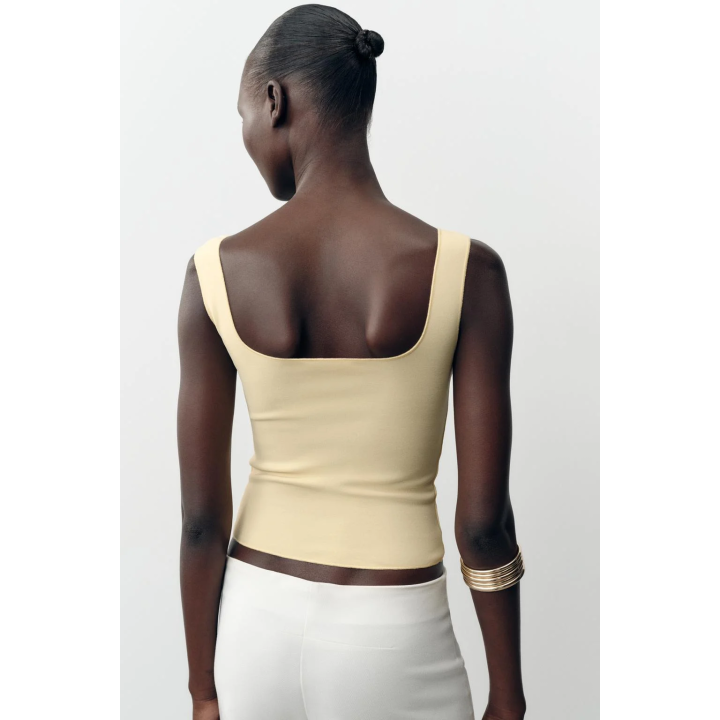 ТОП ИЗ ЭЛАСТИЧНОЙ ТКАНИ С ЦВЕТОЧНОЙ ВЫШИВКОЙ