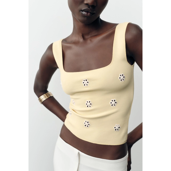 ТОП ИЗ ЭЛАСТИЧНОЙ ТКАНИ С ЦВЕТОЧНОЙ ВЫШИВКОЙ