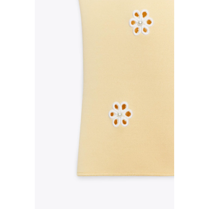 ТОП ИЗ ЭЛАСТИЧНОЙ ТКАНИ С ЦВЕТОЧНОЙ ВЫШИВКОЙ