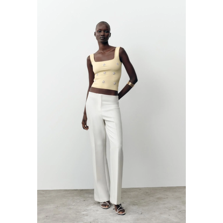 ТОП ИЗ ЭЛАСТИЧНОЙ ТКАНИ С ЦВЕТОЧНОЙ ВЫШИВКОЙ